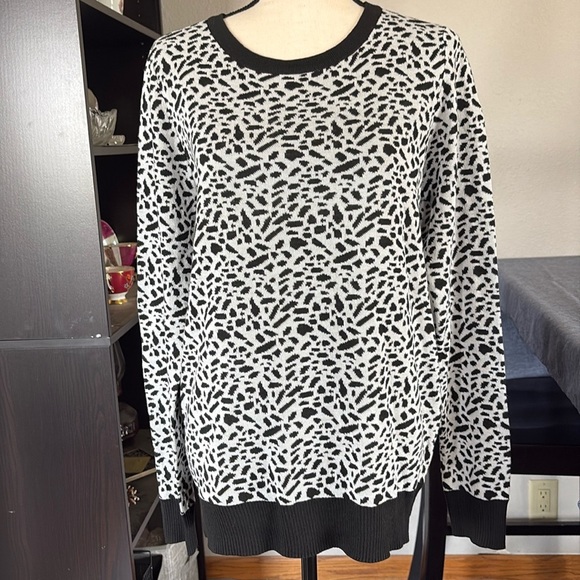 POL Women’s Size L Animal Print Super Soft Crewneck Sweater - Picture 1 of 7